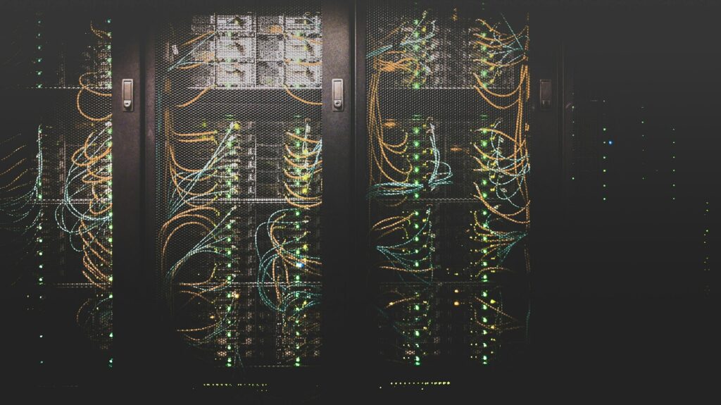 Serverschrank mit Netzwerkkabeln