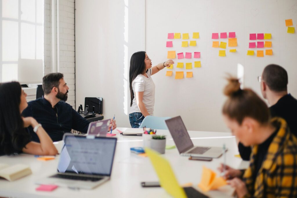 Strategie-Workshop mit Haftnotizen an der Wand