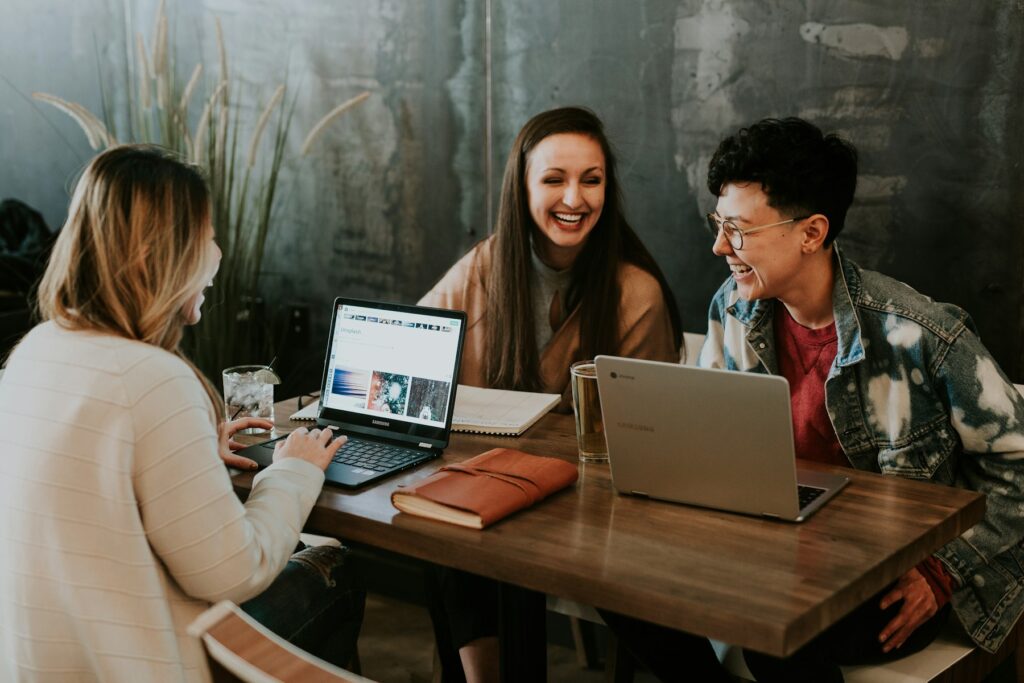 Team bei der Zusammenarbeit am Laptop
